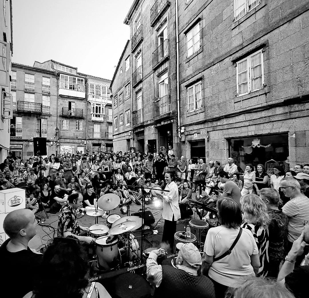 Onte recoñecímonos nas pedras da Vía Sacra. Unha cidade de amigas e amigos, de veciñas e visitantes sen Deus nin peregrinaxe. E viñeron a música e a poesía, e montamos un cristo. 🌺
📷 <a href="/Prieto/">Anthony Prieto</a> Santi
<a href="/festfeitoaman/">Feito a Man</a>