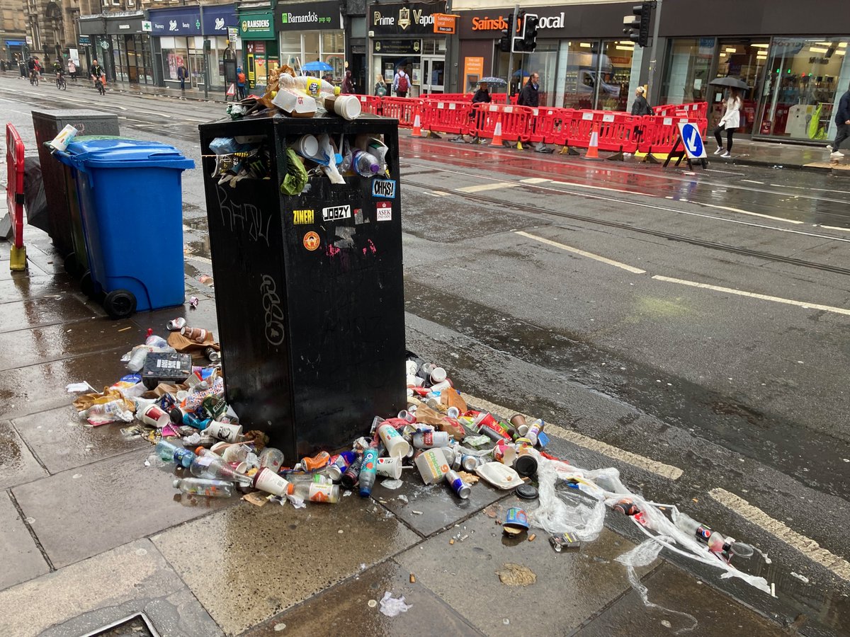 EdinLitterPicks's tweet photo. And so it goes on. Shandwick Place &amp; Hanover Street in Edinburgh. Please don't add your rubbish to the midden. 
#binstrike #Edinburghbinstrike #litter #depositreturnscheme #rubbish #dontbeatosser #plastic #singleusepackaging #Edinburgh #environment #SingleUsePlasticBan https://t.co/1HJp51zng8