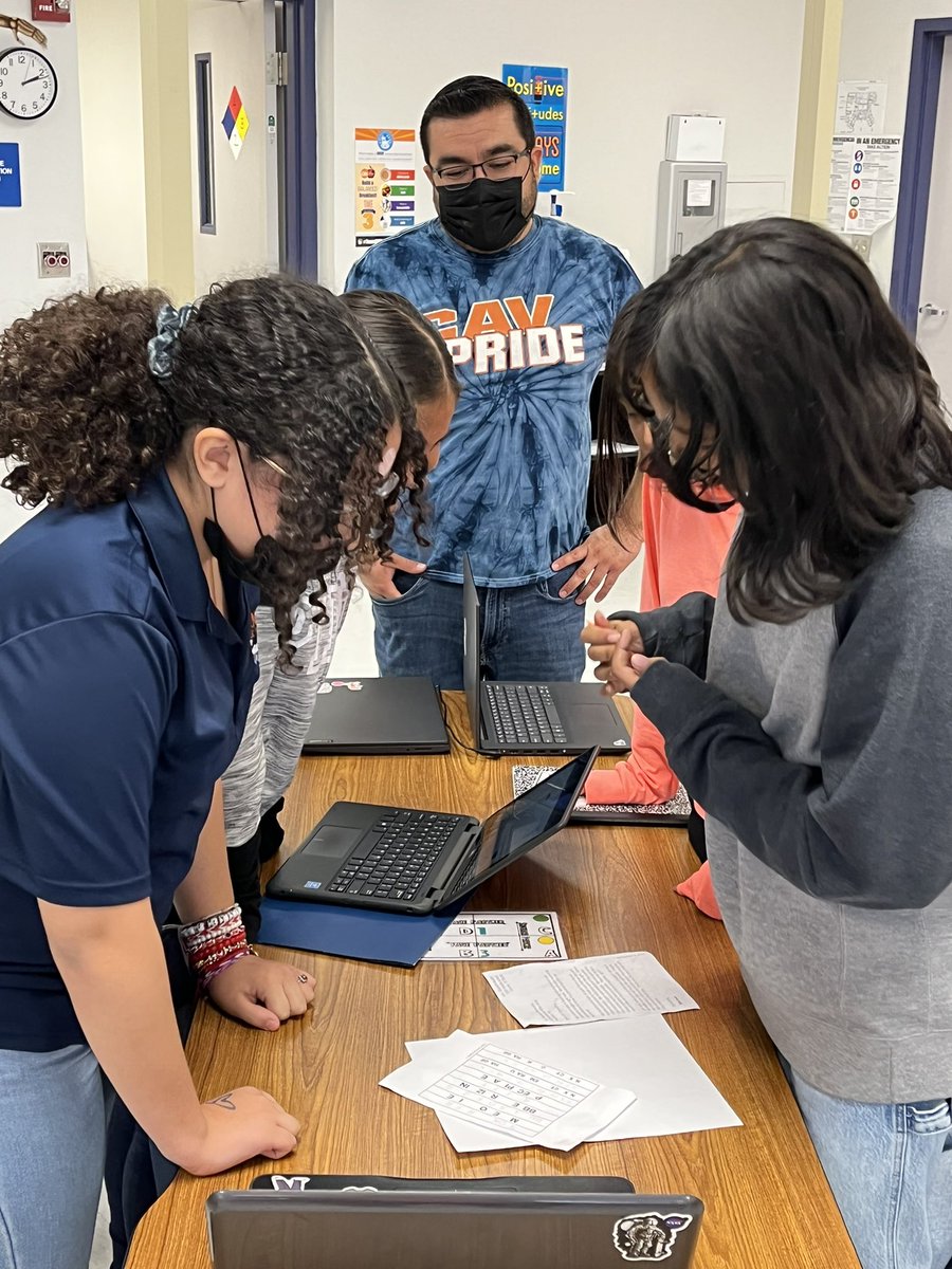 From science to piano, escape rooms and scavenger hunts were the hot activities today. Thank you @jpeter_HMS @CSierra_HMS and @epalomares_HMS for engaging our Cavaliers! 🧡⛰💙 #BAMM #MoveMountains #TeamSISD @Hernando_MS @LRocha_HMS @RNava_HMS @bahia_HMS