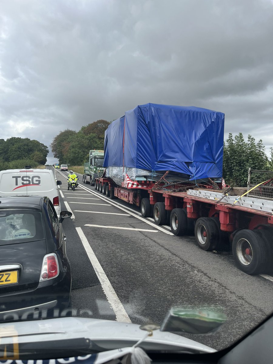 ManWithAVanServ's tweet photo. Absolute Bain of my life today!! Go away #wideload 🤬🚚 #m4 https://t.co/2tCkx6pkrT
