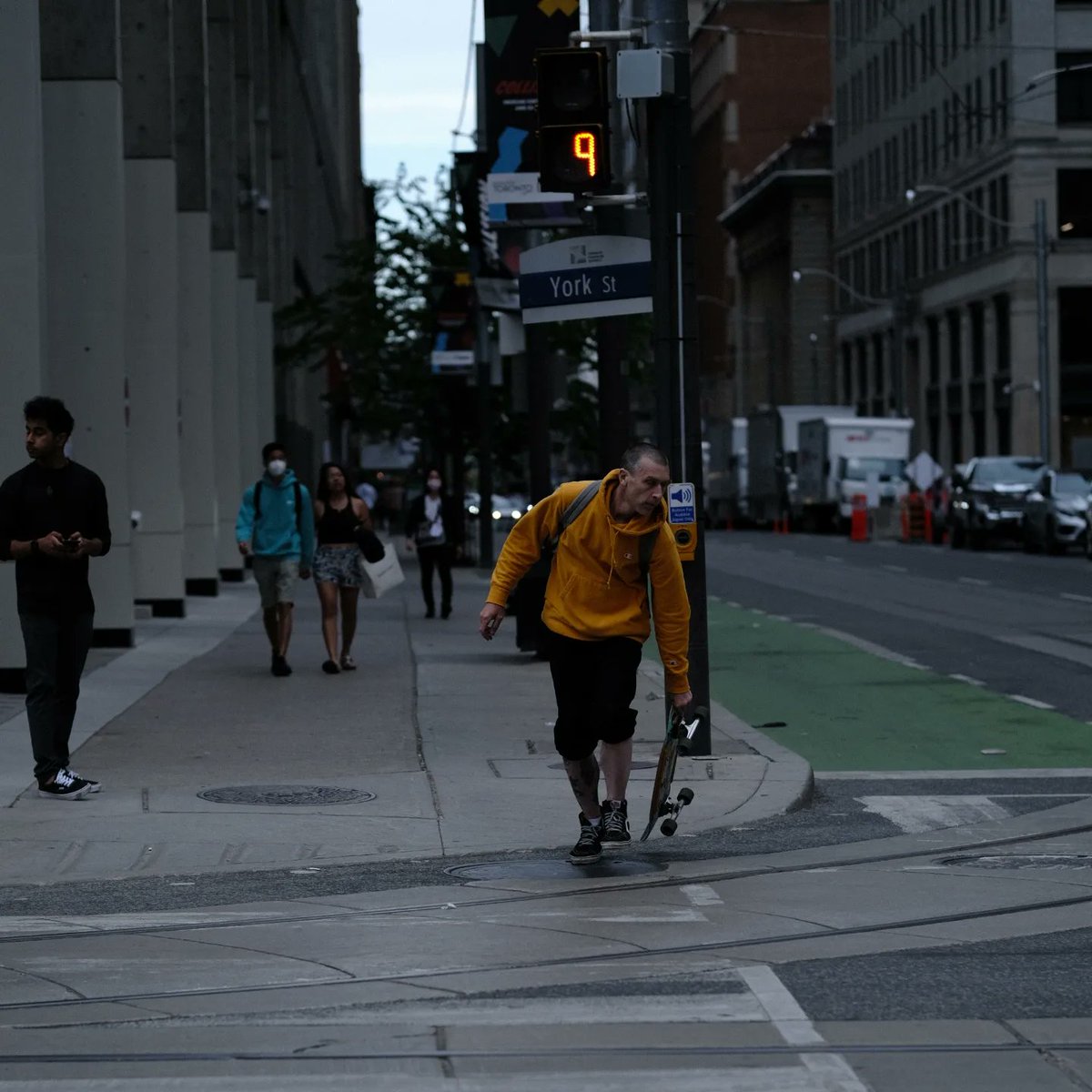 idivyang_kd's tweet photo. #Toronto @torontolife #humansoftoronto #streetphotography #petermckinnon @petermckinnon @MattiHaapoja #streetsoftoronto @streetsoftrnto https://t.co/R5fRSh4QWZ