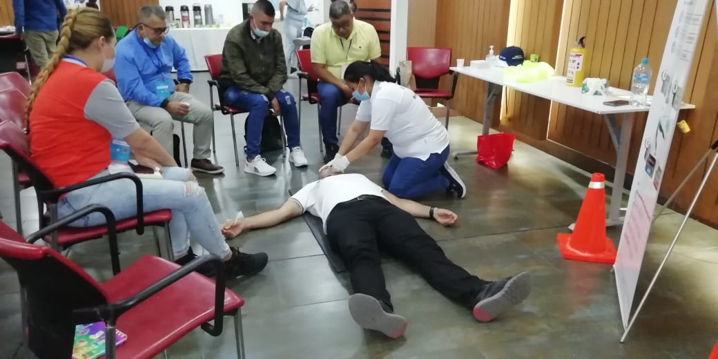 ATPAasociacion's tweet photo. Agradecemos a la @ansvcol por tenernos en cuenta al transporte intermunicipal en Antioquia en su primer ciclo de capacitaciones en  primer respondiente ante accidentes de tránsito, primer grupo 51 conductores en @TerminalesMed @MinTransporteCo @Supertransporte @GuillermoReyGo https://t.co/P0e5PBNOpG