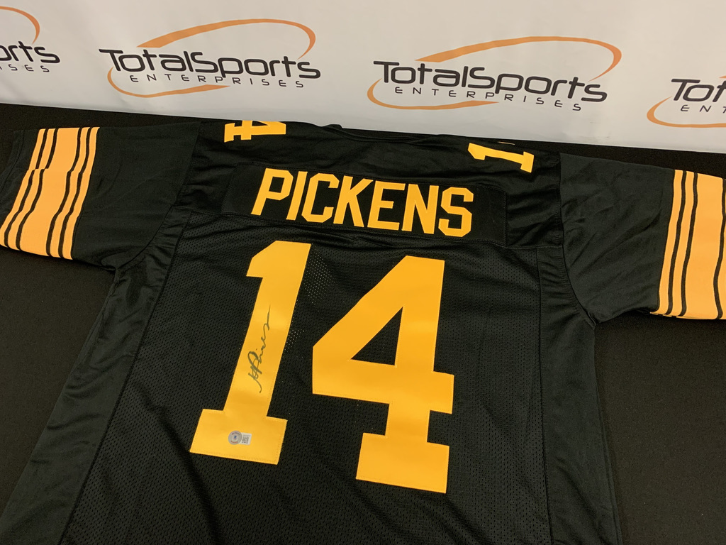We're going to give a George Pickens autographed jersey to someone who retweets this tweet and follows us! We'll pick a winner on Monday 8/29!