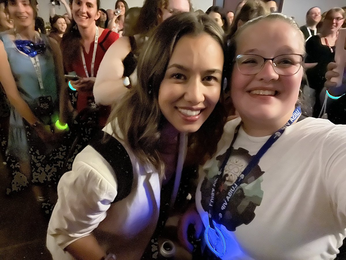 Haleybug23's tweet photo. I feel like I have already said this. But I am so happy that I got to meet Luisa. She is so sweet and chatted with me about how much being Emori meant to her because of how many people she was able to help grow and improve. #Conageddon #luisarocks #the100 https://t.co/NpVZT3rgPx