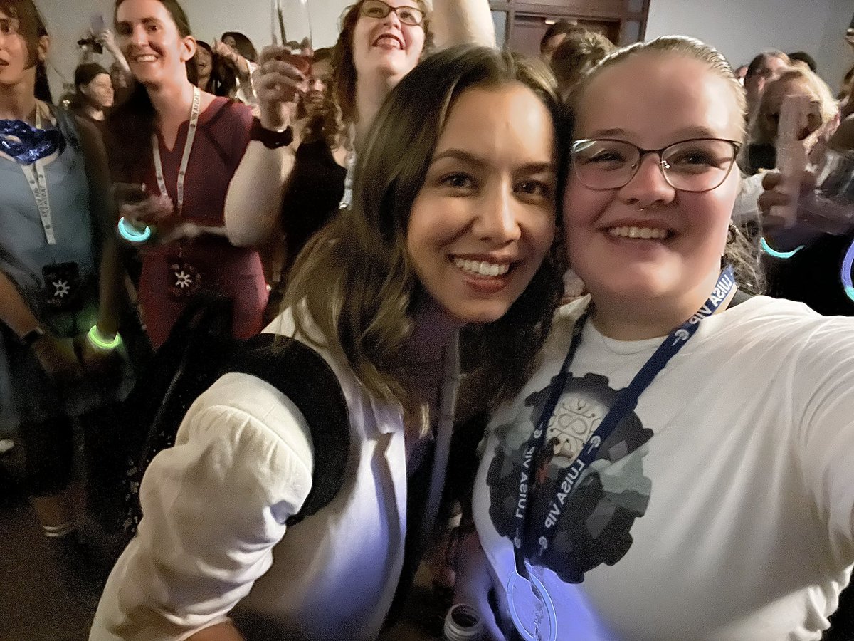 Haleybug23's tweet photo. I feel like I have already said this. But I am so happy that I got to meet Luisa. She is so sweet and chatted with me about how much being Emori meant to her because of how many people she was able to help grow and improve. #Conageddon #luisarocks #the100 https://t.co/NpVZT3rgPx