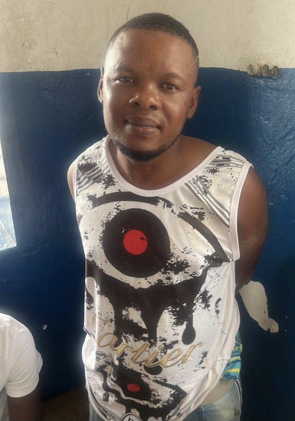 MARADIOFM's tweet photo. Arrestation à Mirebalais par la @pnh_officiel d’un des bras droit de Lamo San Jou chef de gang de 400 mawozo .Youston Louis Juste 32 ans a été arrêté à Mirebalais où il s’était réfugié  précise la Police #RFMINFO https://t.co/cHPIqmzhC6