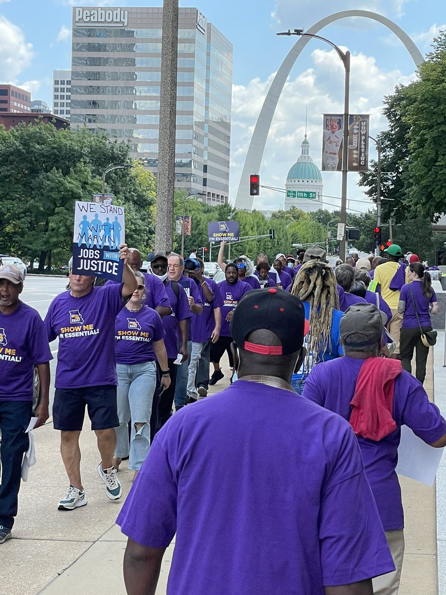 SEIULocal1's tweet photo. Local 1 leaders and allies are taking to the streets outside the 22nd Judicial Circuit Court in St. Louis DEMANDING the Courts terminate their contract with irresponsible janitorial contractor @CUINCorg! 

These workers deserve better. #JusticeForJanitors https://t.co/BNLb6a3QIS