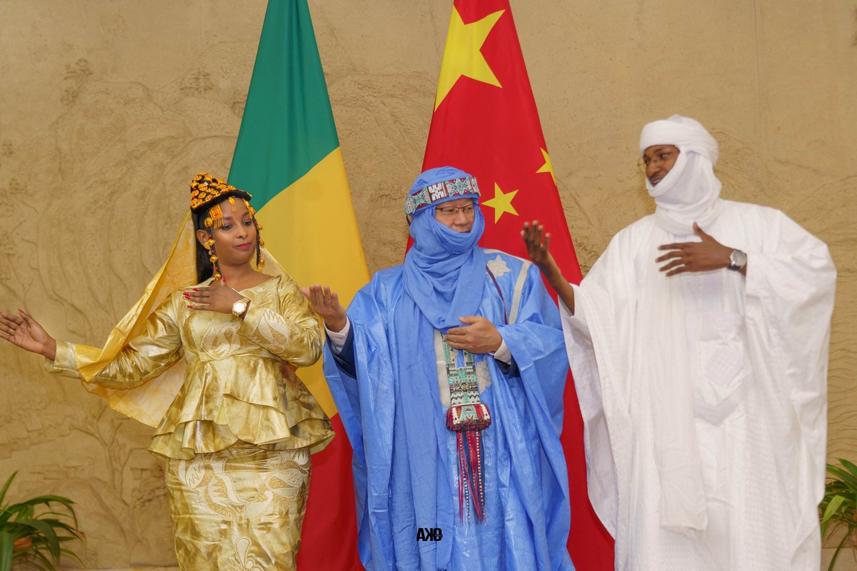 DarajaHaidara's tweet photo. Un excellent moment de partage culturel avec son SEM. CHEN Zhihong,Ambassadeur de la Chine 🇨🇳 au Mali 🇲🇱 après une séance de travail bien concluante,pays du djatiguiya (d’hospitalité) d’où l’expression « i bora ika sô, i nana ika sô ». Au Mali, on se sent toujours comme chez-soi. https://t.co/08QKwtTlPS