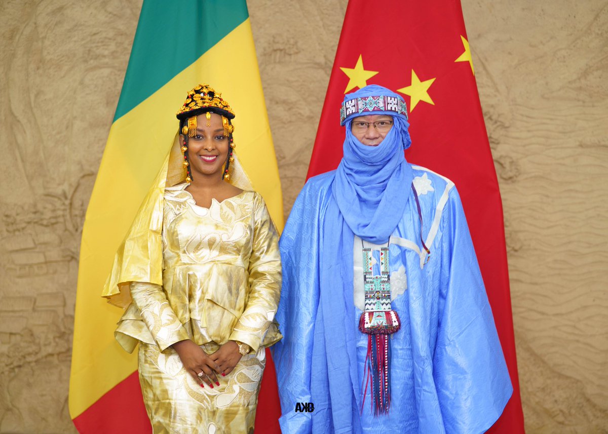 DarajaHaidara's tweet photo. Un excellent moment de partage culturel avec son SEM. CHEN Zhihong,Ambassadeur de la Chine 🇨🇳 au Mali 🇲🇱 après une séance de travail bien concluante,pays du djatiguiya (d’hospitalité) d’où l’expression « i bora ika sô, i nana ika sô ». Au Mali, on se sent toujours comme chez-soi. https://t.co/08QKwtTlPS