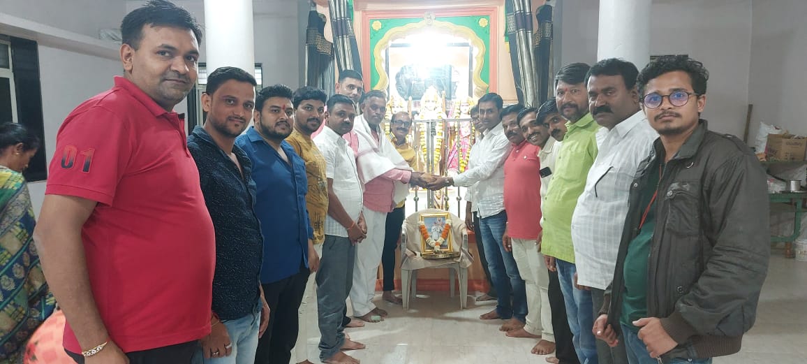Milindchitte5's tweet photo. श्री संत शिरोमणी संत सेना महाराज यांच्या पुण्यतिथी निमित्त झालेल्या कार्यक्रमामध्ये नुकतेच नियुक्त करण्यात आलेले नवनियुक्त नाभिक समाजाचे अध्यक्ष छगन घांगुर्डेव उपाध्यक्ष सचिन घांगुर्डयांचा सत्कार करताना महाराष्ट्र प्रदेश काँग्रेसकमिटी ओबीसी विभागाचे प्रदेश उपाध्यक्ष मिलिंद चित्ते https://t.co/AOsAwzeZIt