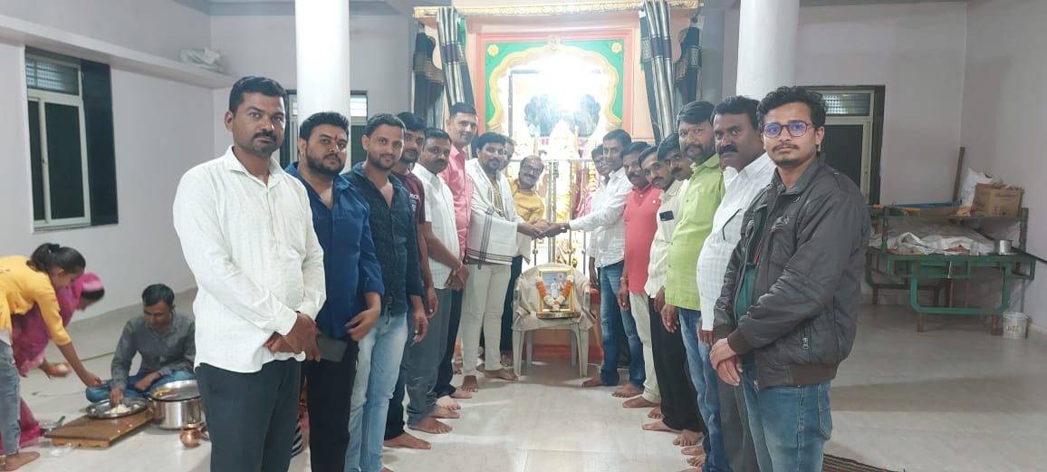 Milindchitte5's tweet photo. श्री संत शिरोमणी संत सेना महाराज यांच्या पुण्यतिथी निमित्त झालेल्या कार्यक्रमामध्ये नुकतेच नियुक्त करण्यात आलेले नवनियुक्त नाभिक समाजाचे अध्यक्ष छगन घांगुर्डेव उपाध्यक्ष सचिन घांगुर्डयांचा सत्कार करताना महाराष्ट्र प्रदेश काँग्रेसकमिटी ओबीसी विभागाचे प्रदेश उपाध्यक्ष मिलिंद चित्ते https://t.co/AOsAwzeZIt