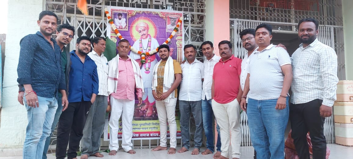 Milindchitte5's tweet photo. श्री संत शिरोमणी संत सेना महाराज यांच्या पुण्यतिथी निमित्त झालेल्या कार्यक्रमामध्ये नुकतेच नियुक्त करण्यात आलेले नवनियुक्त नाभिक समाजाचे अध्यक्ष छगन घांगुर्डेव उपाध्यक्ष सचिन घांगुर्डयांचा सत्कार करताना महाराष्ट्र प्रदेश काँग्रेसकमिटी ओबीसी विभागाचे प्रदेश उपाध्यक्ष मिलिंद चित्ते https://t.co/AOsAwzeZIt