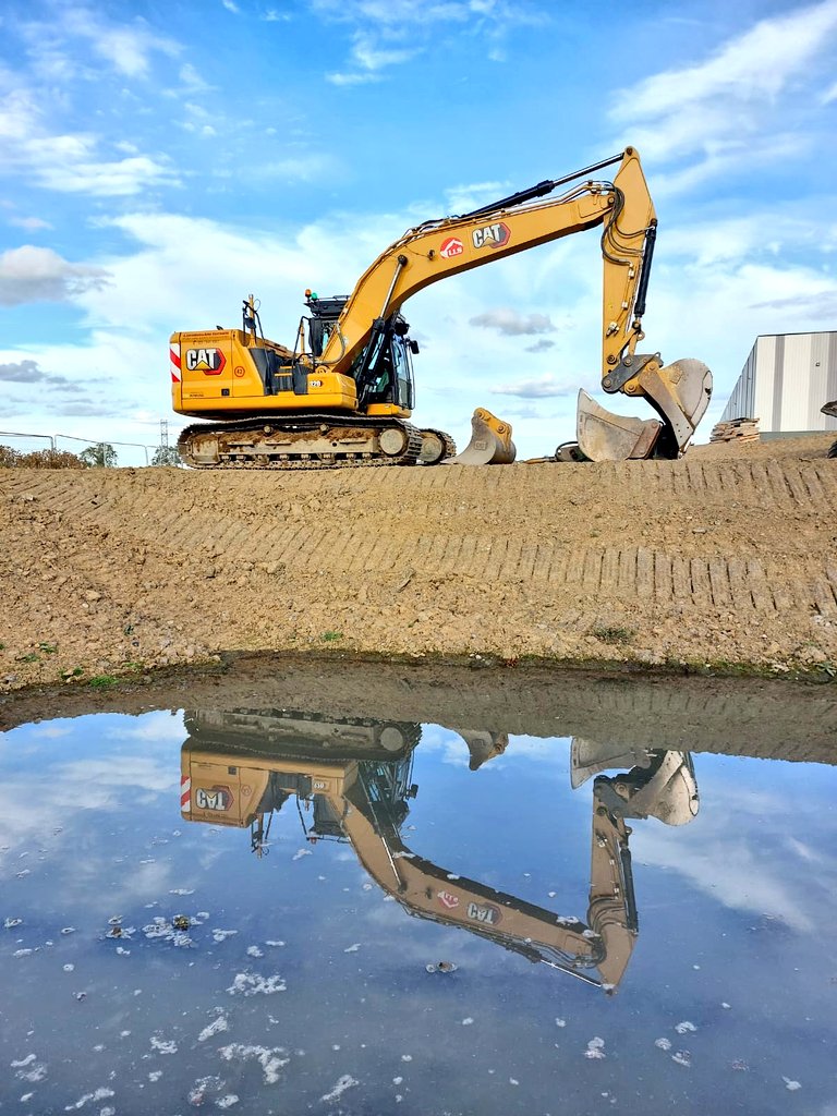 LoughranLtd's tweet photo. Another day draws to a close on one of our busy Sites 👌🏻🏗 #caterpillar https://t.co/waww5VHMGD