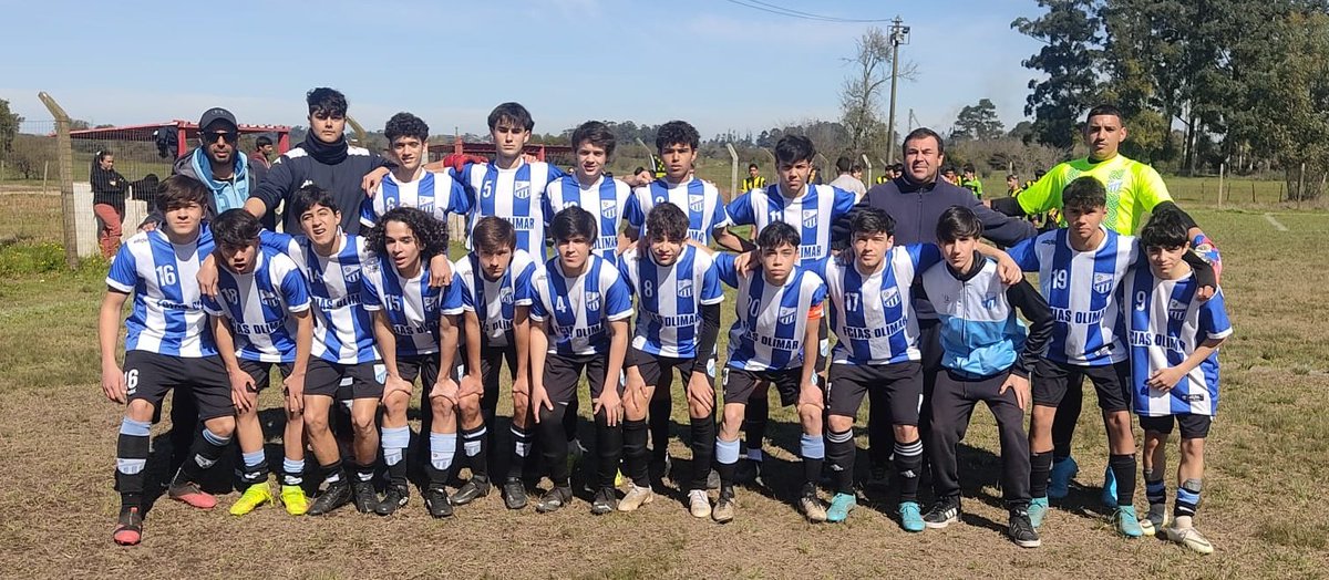 decano_1914's tweet photo. #BUENCOMIENZO El pasado fin de semana la SUB 16 se impuso a Peñarol por 3-1. Los tantos del #DECANO fueron anotados por Guillermo Medina. https://t.co/jcfF7g9aW4