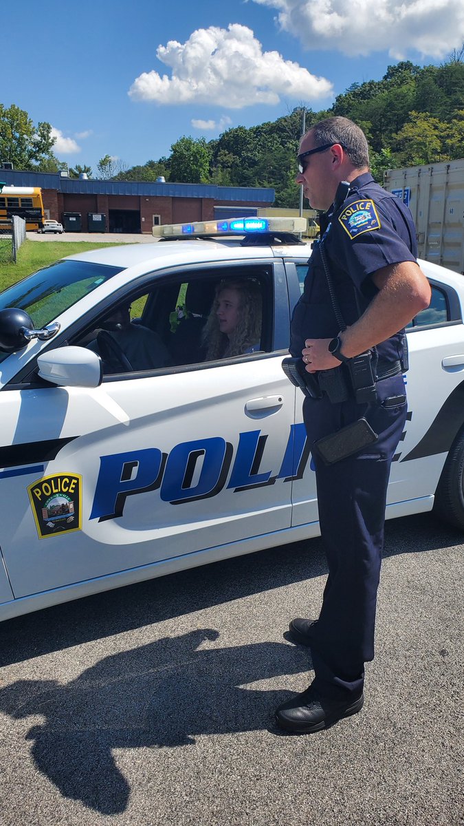 kimbgass's tweet photo. Adv. Criminal Justice students diving into traffic stop role play with SRO Metcalf this afternoon. BIG LEARNING!!!! @GreenevillePD 
#LearnGrowDoGTC @aaronflanary @GreeneTechCtr @GreenevilleCity @GreeneCoSch https://t.co/5i2T24wr1V