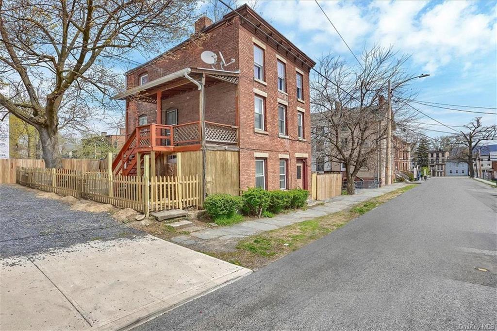 doris_realtor's tweet photo. Dreaming of a new home? This 3 BED, 3 BATH home might be the one you've been thinking of. #realestate #homesforsale  https://t.co/q0ZSBy5qua https://t.co/gAsuufWfxD
