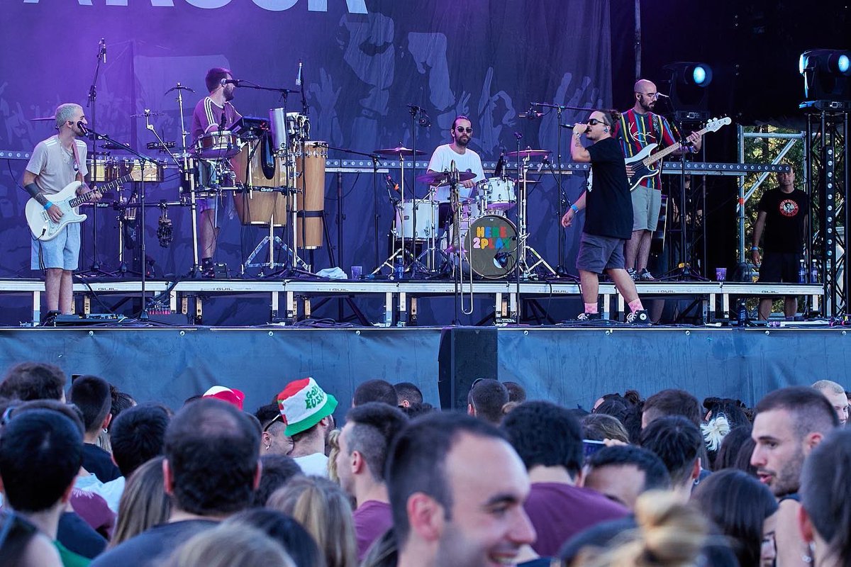 Hatortxurock's tweet photo. #HTX26 📸 Argazki bilduma
🎶 @stayhomas
.
.
.
#hatortxu #stayhomas #elektrotxaranga #auzolana #elkartasuna #hatortxurock #musikajaialdia #jaialdia #denaketxera #zeruahelmuga #etxera https://t.co/wEh4s3UnZE
