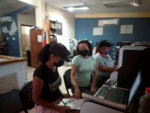 caraucan_carmen's tweet photo. Consejo Federal de Gobierno en la plataforma de Tecnología de Infocentro, en cargas de Proyectos y adelantos de rendición de cuentas de los Consejos Comunales, Piedras Blancas, Guiriguiri Central I y Lotificacion Haidee
#PoderInnovar
#BonoRecreacionYPrevencion https://t.co/ywhIr1IIGO