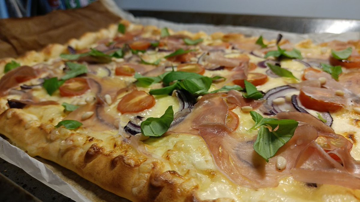 ThatVicnor's tweet photo. Before 2020, I used to only be able to make spaghetti with fishsticks, topped with white pizza sauce. I'm happy with my glow up in the culinary arts over the last few years 😭❤️ https://t.co/MyQCrsw4JS