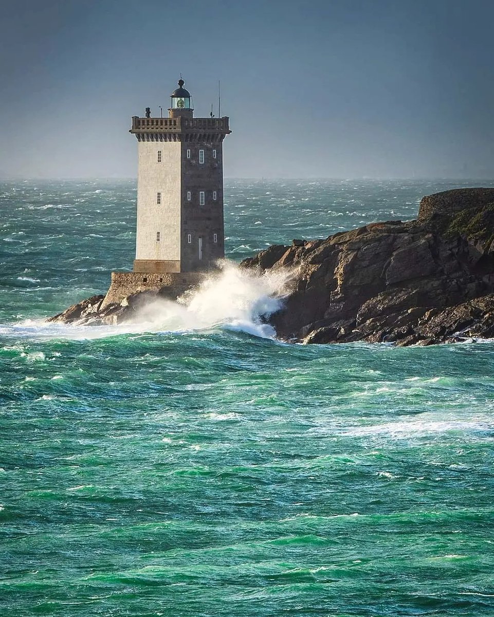 Adilemoigne's tweet photo. Ce sont des couleurs que l'on appelle glaz en breton, une couleur qui regroupe le vert, le bleu et le gris. Une couleur typiquement breton... https://t.co/WkUaKgVRcE