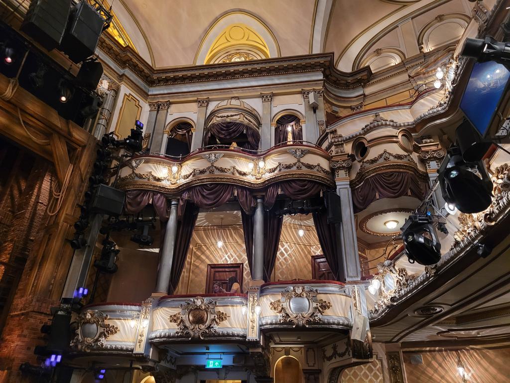 paulmagers's tweet photo. Victoria Palace Theater.
Kinda posh.
#outtamyelement https://t.co/9qYYuSAc7z