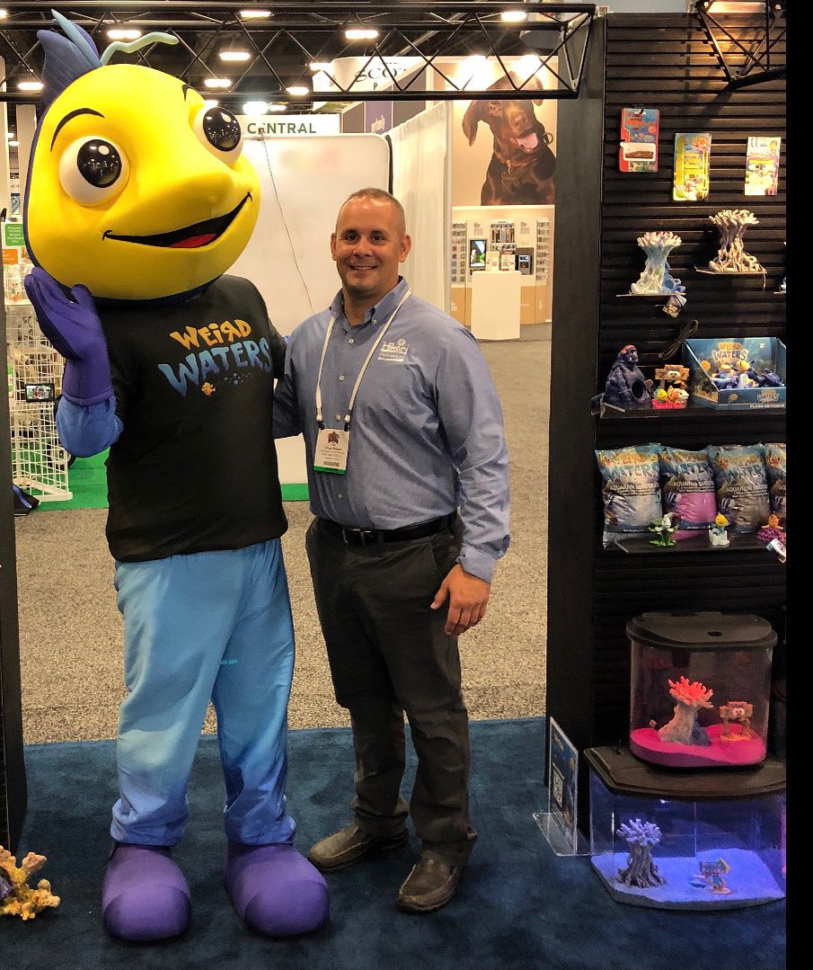 Weird_Waters's tweet photo. BZ had a blast greeting guests at Super Zoo In Las Vegas 🚀✨ #WeirdWaters #Animation #CGAnimation #Cartoon #SuperZoo #Hikari #PeacockTV #Tubi https://t.co/G7zGSaTIi1