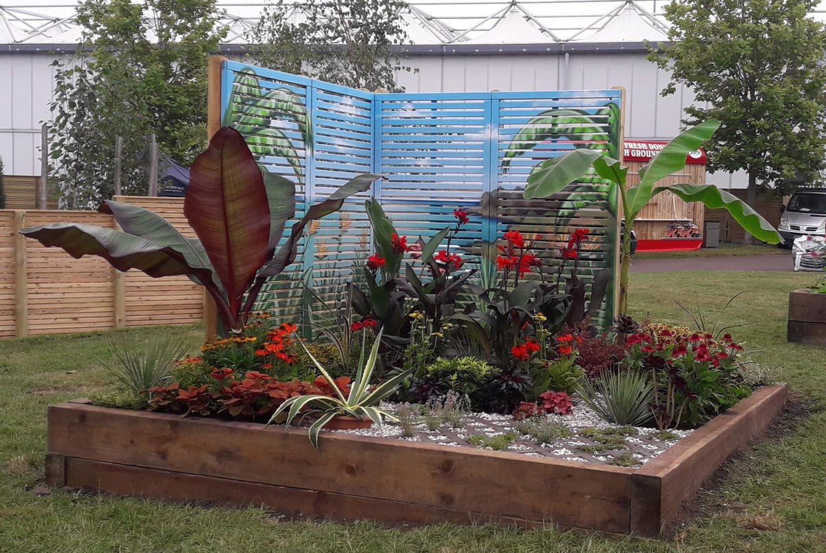 FletchHort's tweet photo. 1 year ago we had just finished planting the ���In Momento’ border at @BBCGWLive. Today there are lots of lovely reminders in my own garden, really thriving, growing and being enjoyed every day! 😁🌴🌺

(look out for the ‘pale blue dot’ from a previous border hiding in there too!) https://t.co/UmTDfo3HRf