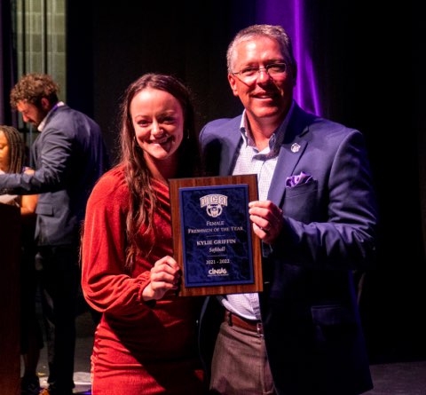 UCASoftball's tweet photo. 2021-2022 Bear Choice Awards
🏆 Freshman of the Year, @kyliegriffinnn
🏆 Athlete of the Year, @HarrisTremere1
🏆 Student-Athlete of the Year, @marykbrown2
🏆 Coach of the Year, @CoachJenParsons

#BearClawsUp https://t.co/9A8YpN3212