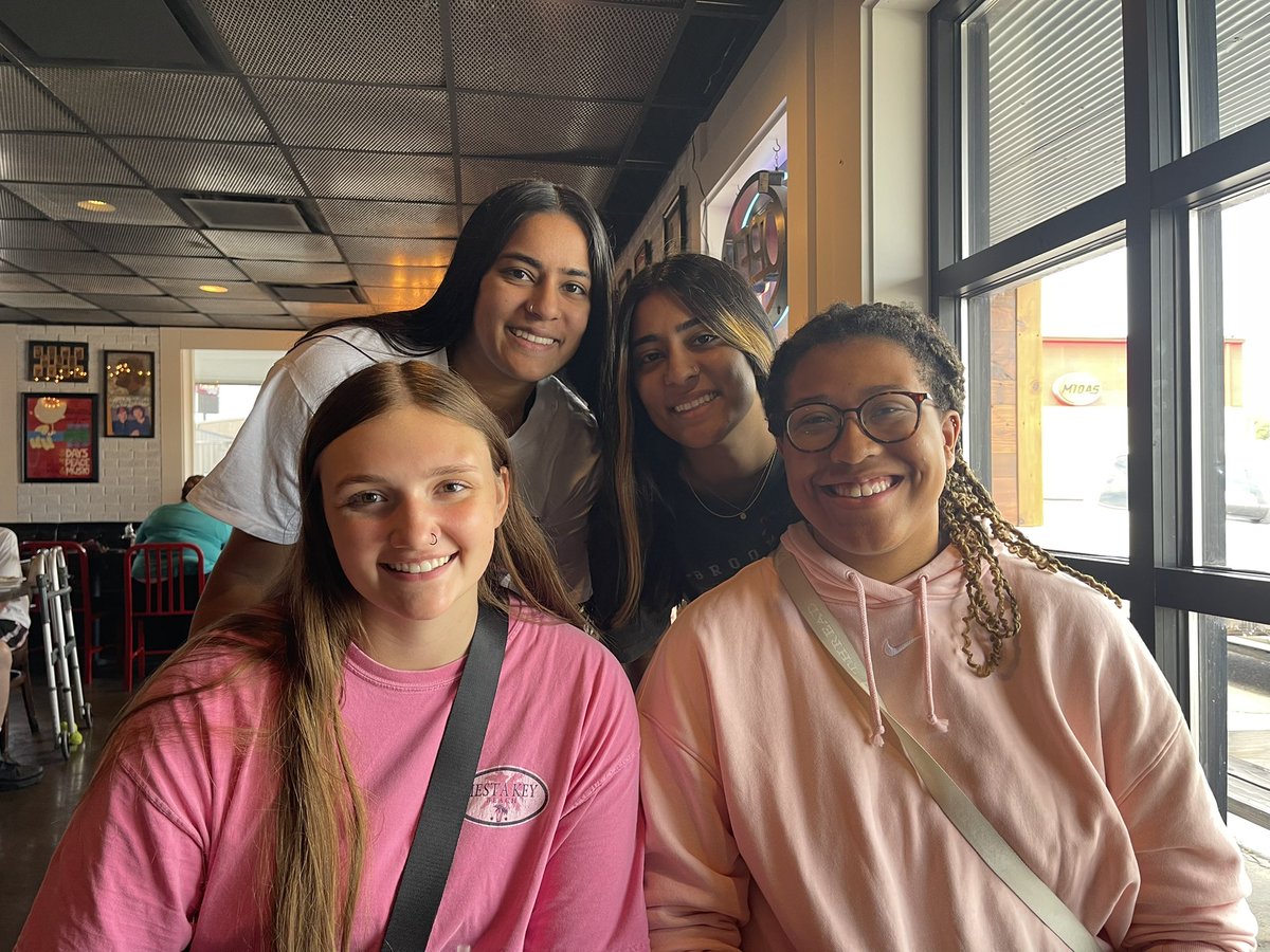 I spy more Flames basketball players on their first day! 🔥