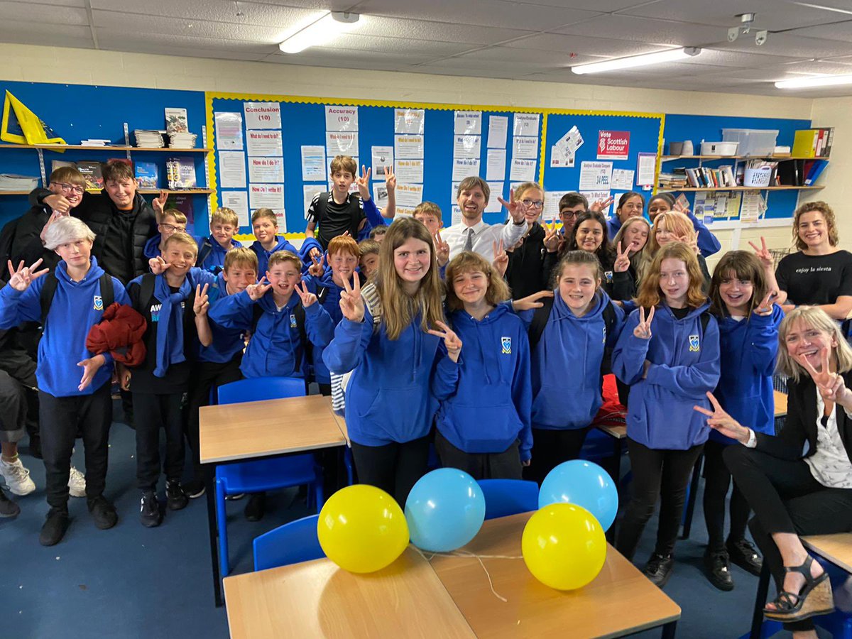 MonifiethHigh's tweet photo. A fantastic break time in Ms Aitken’s room hosting a Ukrainian independence celebration. #UkraineIndependenceDay #communtiy https://t.co/CAjkM1YXet