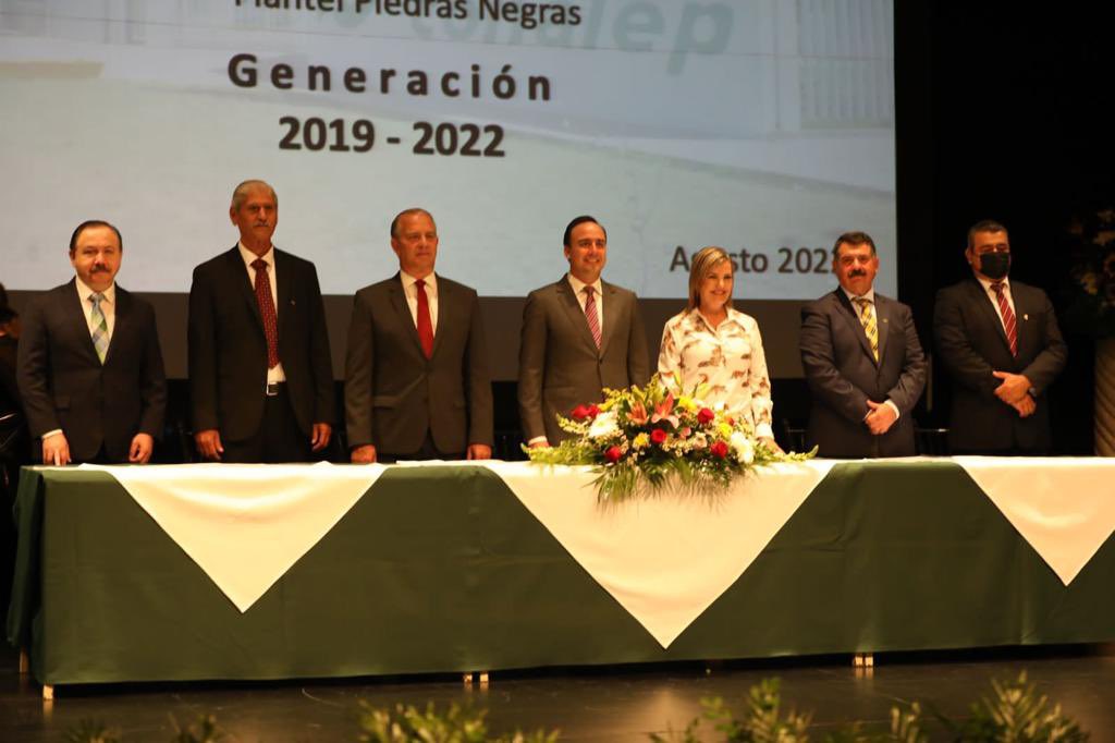 manolojim's tweet photo. Que gusto acompañar a mis 214 ahijad@s y a sus familias en la graduación del Conalep #PiedrasNegras. Les deseo el mayor de los éxitos en esta nueva etapa que comienzan. Y recuerden, puro pa’ delante, pa’ tras ni pa’ agarrar vuelo. Felicidades 👨🏻‍🎓🎉👏🏼👩🏻‍🎓#Coahuila https://t.co/ZJvD6G99Hx