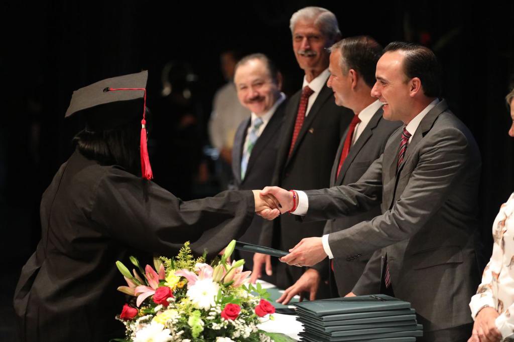 manolojim's tweet photo. Que gusto acompañar a mis 214 ahijad@s y a sus familias en la graduación del Conalep #PiedrasNegras. Les deseo el mayor de los éxitos en esta nueva etapa que comienzan. Y recuerden, puro pa’ delante, pa’ tras ni pa’ agarrar vuelo. Felicidades 👨🏻‍🎓🎉👏🏼👩🏻‍🎓#Coahuila https://t.co/ZJvD6G99Hx