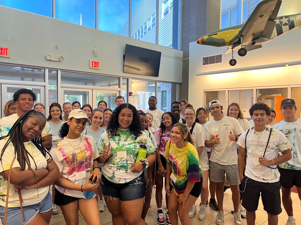 publicaffairspc's tweet photo. Providence College's Class of 2026 students who came to campus early to perform community service are at it again today. We are grateful for their service - and so are the schools! @T2STEM @NuestroMundoPCS @DOPCathSchools @spv_ri https://t.co/HcqBAM0gF3