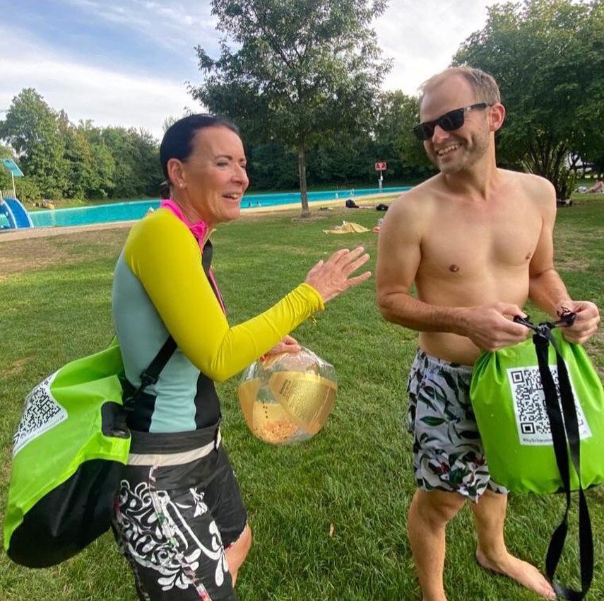 #Rheinschwimmen der @glp_kaiseraugst . Vom Fähreanleger zum Schwimmbad ...mit anschließendem Apėro...sehr gemütlicher Start in den Feierabend! Danke für den kultigen Schwimmsack in GLP-Farbe!!
#rhyschwumm #rhein #schwimmen #coolerschwimmsack #gutegespräche