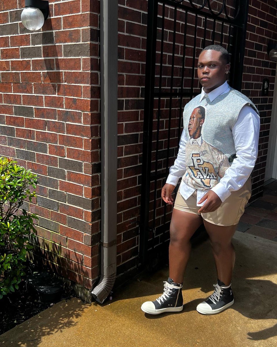 Jamariesst's tweet photo. Flyer than a stylist, he need to take a trip to the hill🐈‍⬛ #pvamu26 #pvamu https://t.co/fTHPE9nVK1