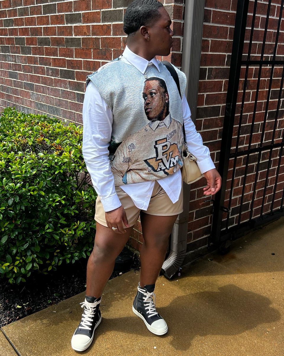 Jamariesst's tweet photo. Flyer than a stylist, he need to take a trip to the hill🐈‍⬛ #pvamu26 #pvamu https://t.co/fTHPE9nVK1