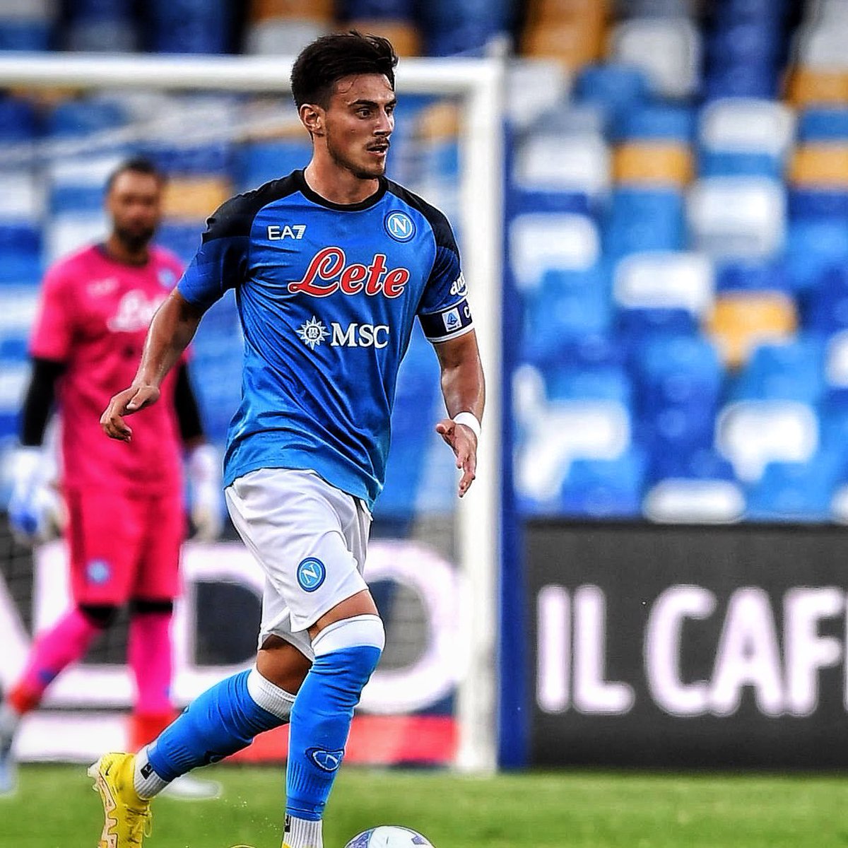 napolimedia_'s tweet photo. 🎙#Elmas sulla fascia da capitano:

'"È un onore essere il capitano
del #Napoli, ringrazio il mister
per avermi scelto. Non so cosa
dire, è un'emozione. Voglio
ringraziare i tifosi, quest'anno
saranno sempre con noi e
questo stadio deve essere bello
nel nome di Maradona.” https://t.co/Ie6JORwNsx