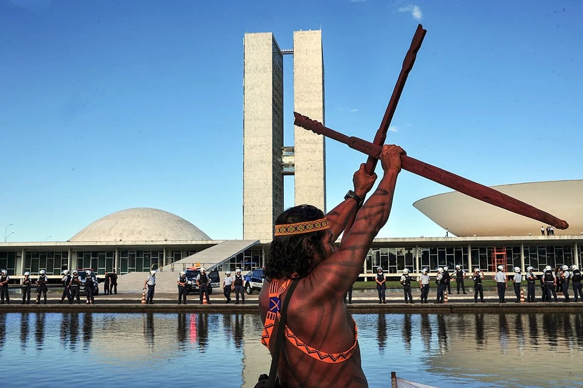 GabineteBichos's tweet photo. A @apib divulgou que 175 indígenas se candidataram a cargos de deputado federal ou estadual, o maior número da história. Em 2018, foram registradas 129 candidaturas. Aumentar a representação indígena no Congresso é fundamental para o Brasil a partir do ano que vem. https://t.co/IMjWitBTna