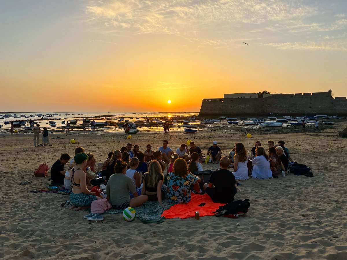 Cantar al atardecer es una de las actividades favoritas de nuestros estudiantes #studyspanish  #spanishspain #spanishcourses #spanishinspain #cometocadiz #cadizspain #visitcadiz #cliccadiz #internationalhouse