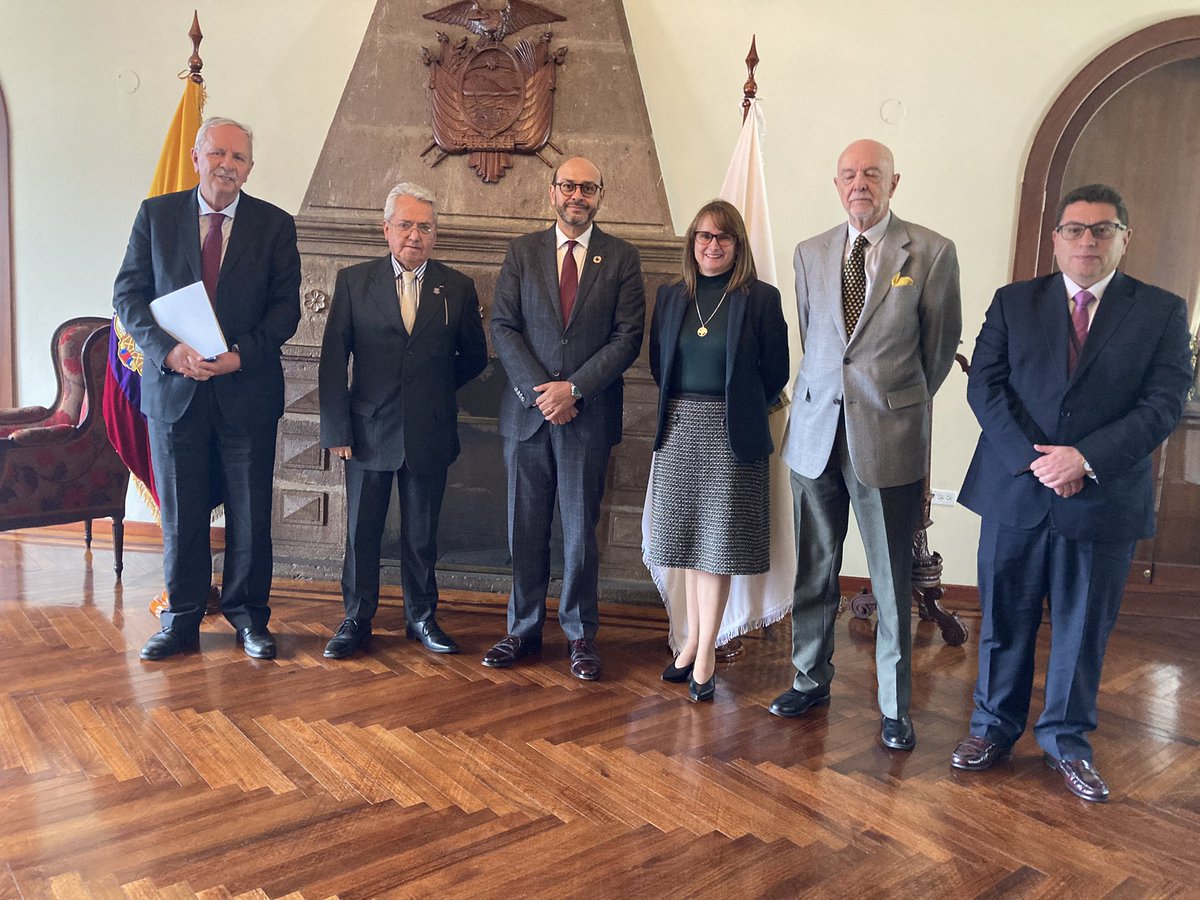 AcdiplomaticaEc's tweet photo. Hoy se realizó, bajo la presidencia del vicecanciller Luis Vayas, la reunión del Consejo Académico de la Academia Diplomática “Galo Plaza Lasso” 🇪🇨en la que se trató, entre otros temas, la preparación del próximo curso regular de formación para terceros secretarios. https://t.co/Ib50A6DTW8