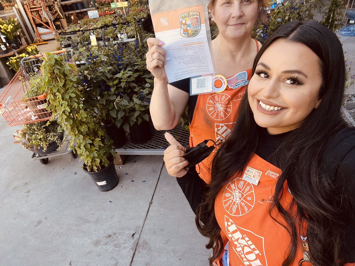 MichelleMusquez's tweet image. I had the privilege to recognize our service desk associate, Linda! She goes above &amp;amp; beyond for customers and is constantly displaying GET! We appreciate you 🧡 Congrats on your first homer award 👏🏽 🎉 #PacNorthProud #HillsdalePride