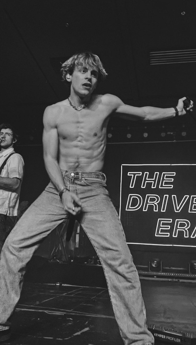 naleylynch's tweet photo. ross lynch everybody https://t.co/x5enXsrXgH