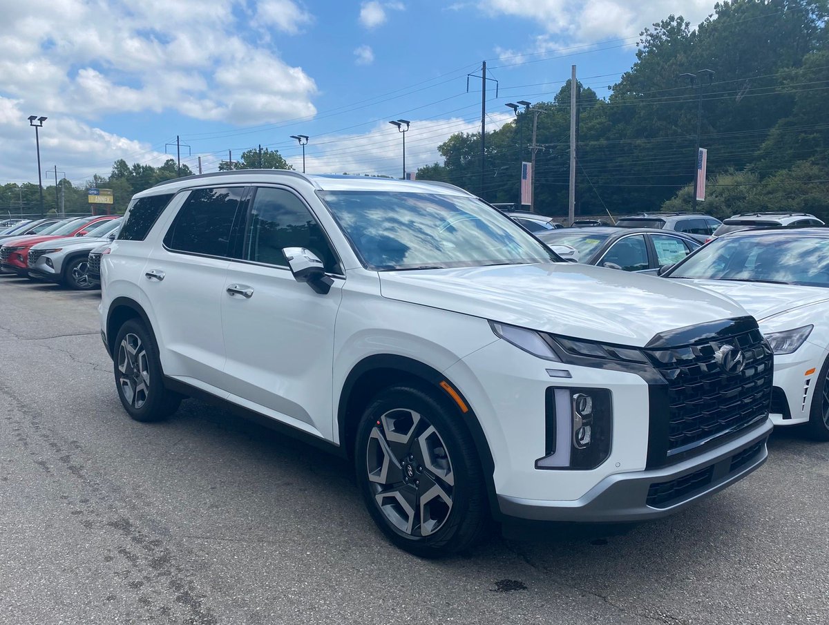 ColonialHyunda1's tweet photo. The brand new 2023 @Hyundai Palisade has arrived at Colonial Hyundai!

The 2023 Palisade has many improvements available, including:
-Remote Smart Park Assist 
-Third-row heated seats
-Auto-Dimming Side Mirrors with Turn Signal Indicators
-Tow Mode
-Rear Occupant Alert https://t.co/clI3jyqX8H