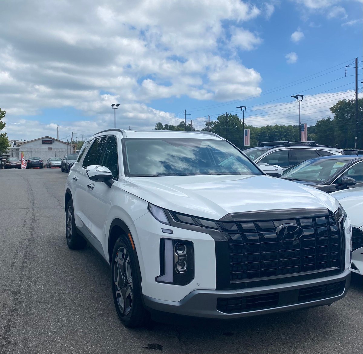 ColonialHyunda1's tweet photo. The brand new 2023 @Hyundai Palisade has arrived at Colonial Hyundai!

The 2023 Palisade has many improvements available, including:
-Remote Smart Park Assist 
-Third-row heated seats
-Auto-Dimming Side Mirrors with Turn Signal Indicators
-Tow Mode
-Rear Occupant Alert https://t.co/clI3jyqX8H