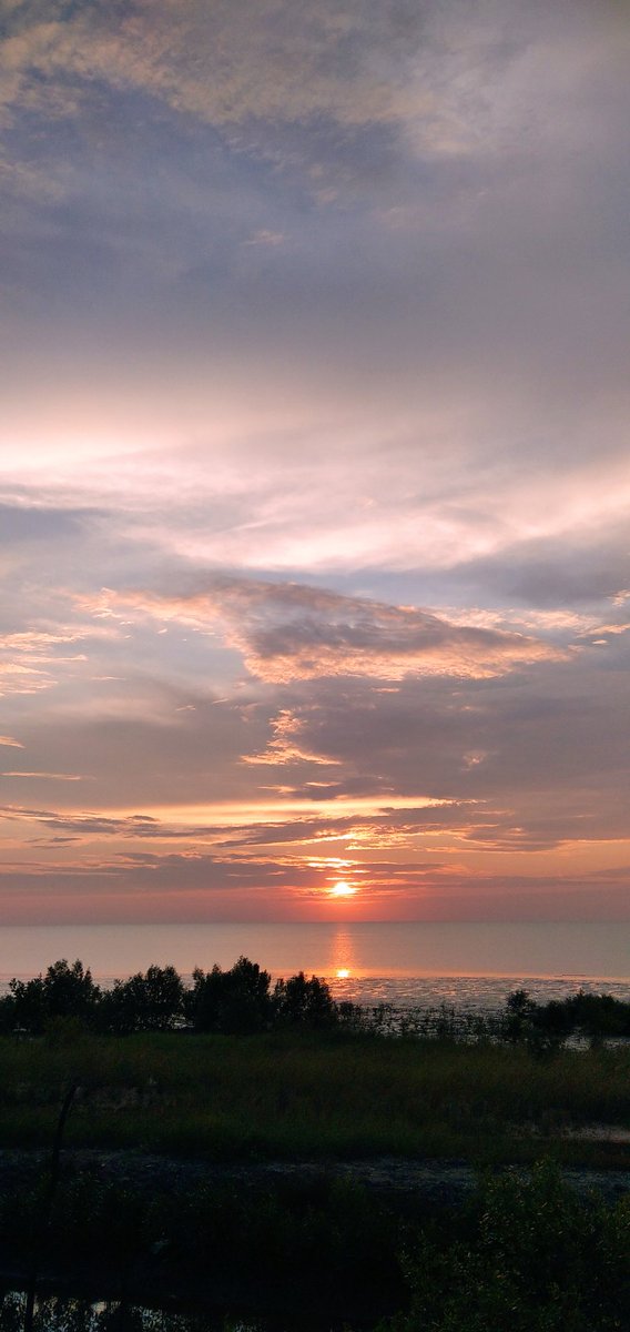 rydefrizal's tweet photo. #sunset #facebookhacked  
Senja selalu punya cara untuk menenangkan diri kita dan jiwa yang terluka ✨ https://t.co/cSLr1jaQW5