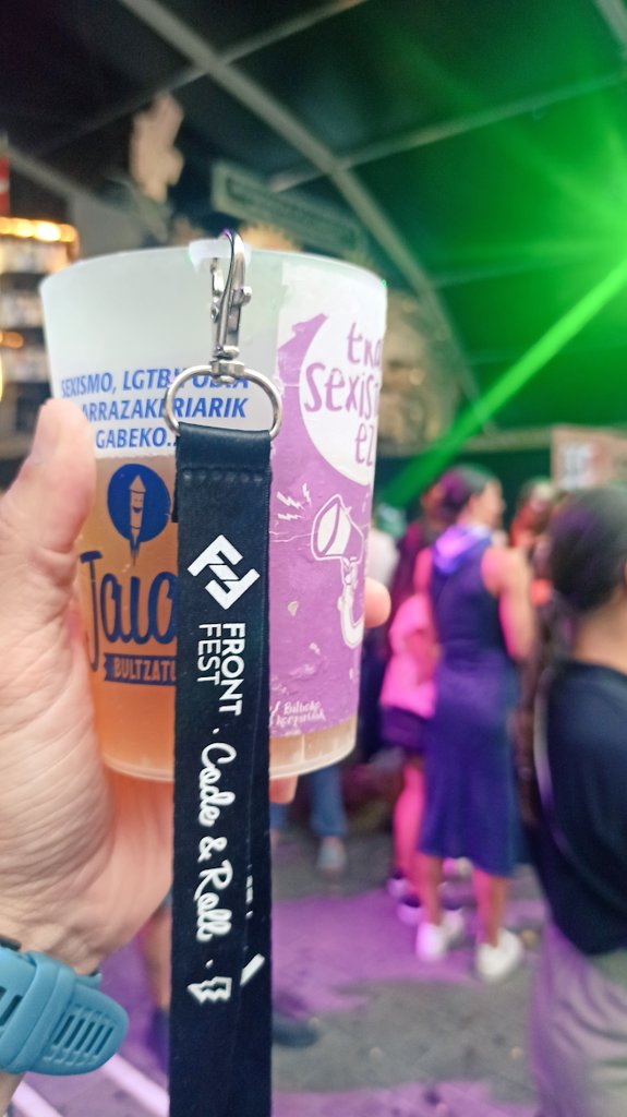 artberri's tweet photo. No encontraréis mejor uso para los lanyards de los saraos tech.
#FrontFest
#AsteNagusia2022
#ErasorikEzAN https://t.co/xCrPqNAC94