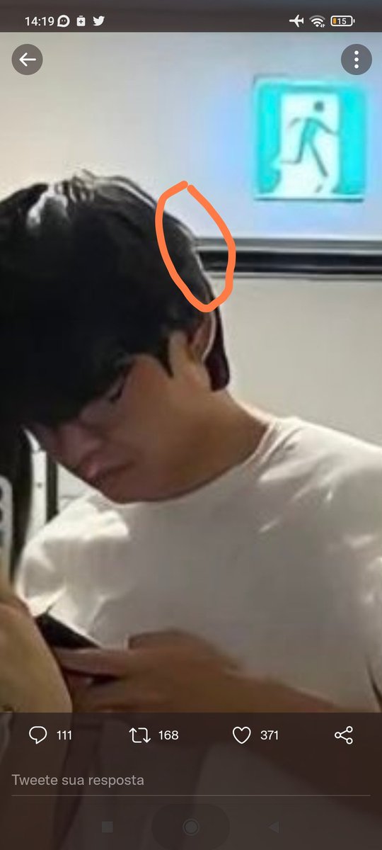 DiasRih's tweet photo. I've used Photoshop a lot and out of all the photos of Taehyung and Jennie this is the one that looks fake the most. The white shadow around them is ridiculous, It's a very common and hard-to-fix error when dealing with overlays of people and objects in Photoshop. https://t.co/c9MtsSSsPj