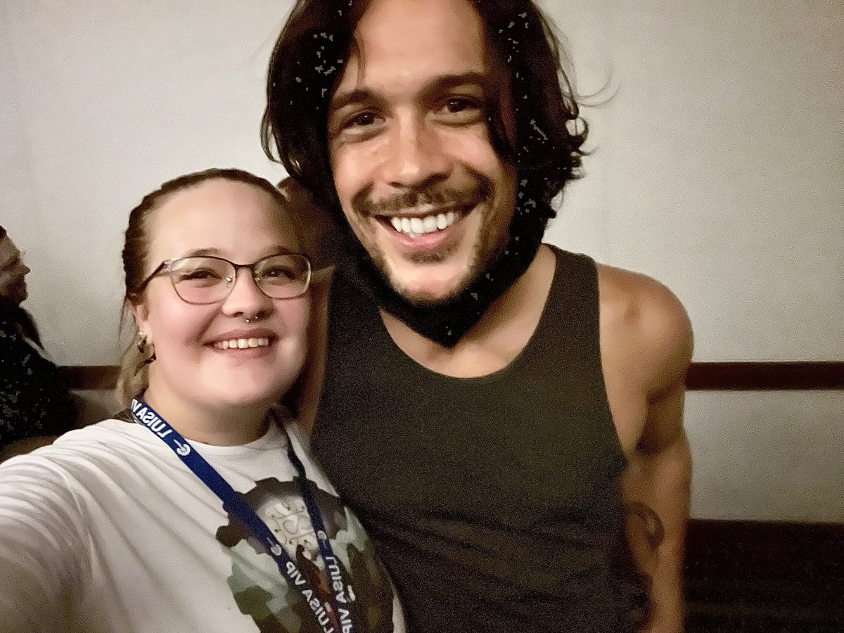 Haleybug23's tweet photo. I didn’t have any add-ons with @WildpipM or @MisElizaJane but I did get quick pictures with them at the VIP party. The nicest people ever. Congrats to them on little Henry! #conageddon3 #bellarke #the100 https://t.co/qUc0a5LwEf