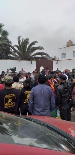 PoderMarca's tweet photo. 🔴 ¡ÚLTIMO MINUTO!
Vecinos de Asociación Club Playa Los lobos protestan por presencia de decenas de etnocaceristas que ocasionan bulla y desorden en la zona.

Antauro Humala estaría hospedado en una casa alquilada del lugar. https://t.co/asnCQmyVLN
