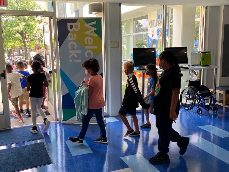 dcpcsb's tweet photo. .@dcpcsb ED, Dr. Walker-Davis + Board Chair Crusey stopped by @elhaynespcs in #Ward4 to celebrate the first week of school! 🤩
The pair met with Principal Stoetzer to discuss growth, enrollment, and the importance of recruiting a pool of new and diverse #teachers! 📚 #DCcharters https://t.co/R8QPKeAar0